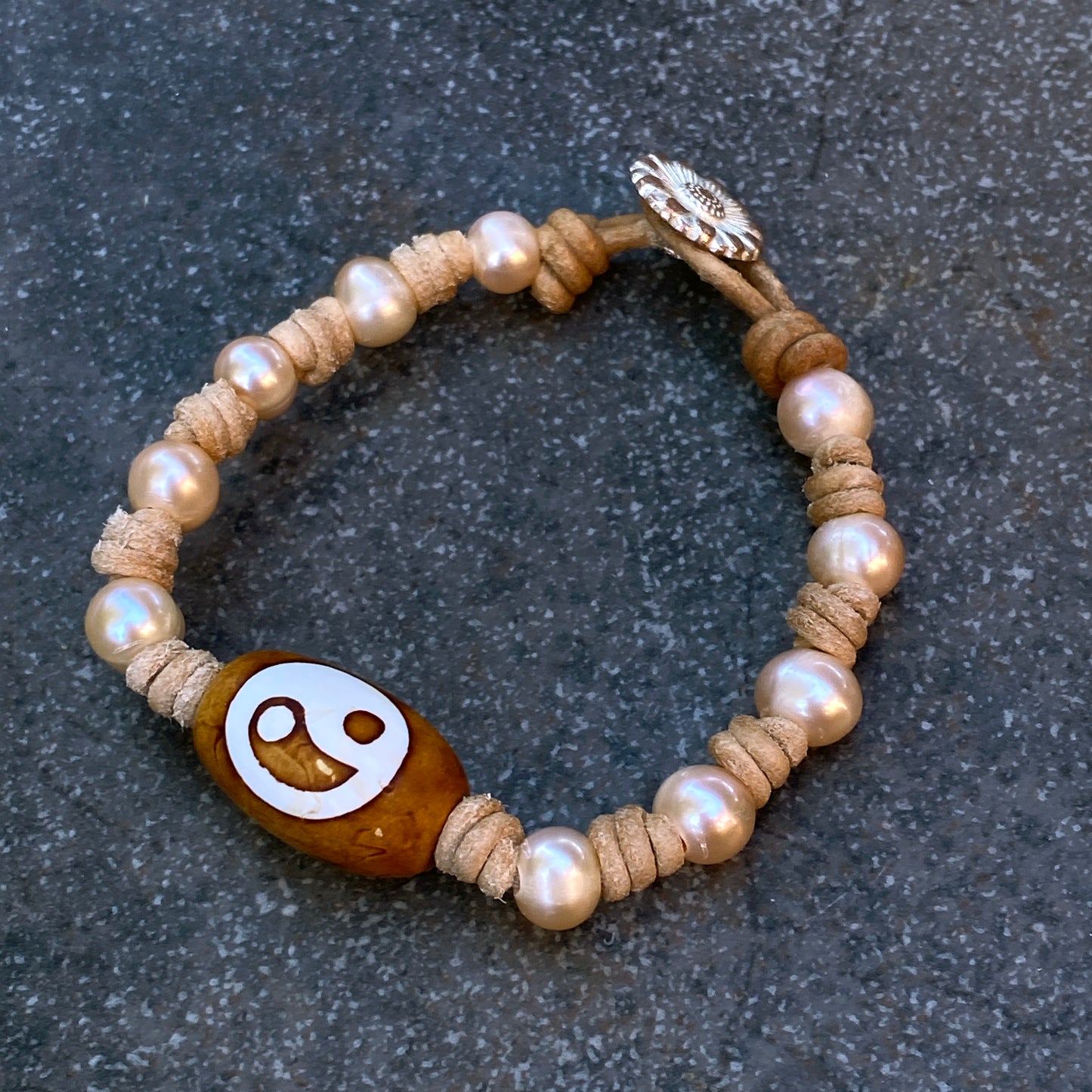 Women’s Genuine Freshwater Pearl and Tibetan Agate Gemstone Yin Yang leather bracelet