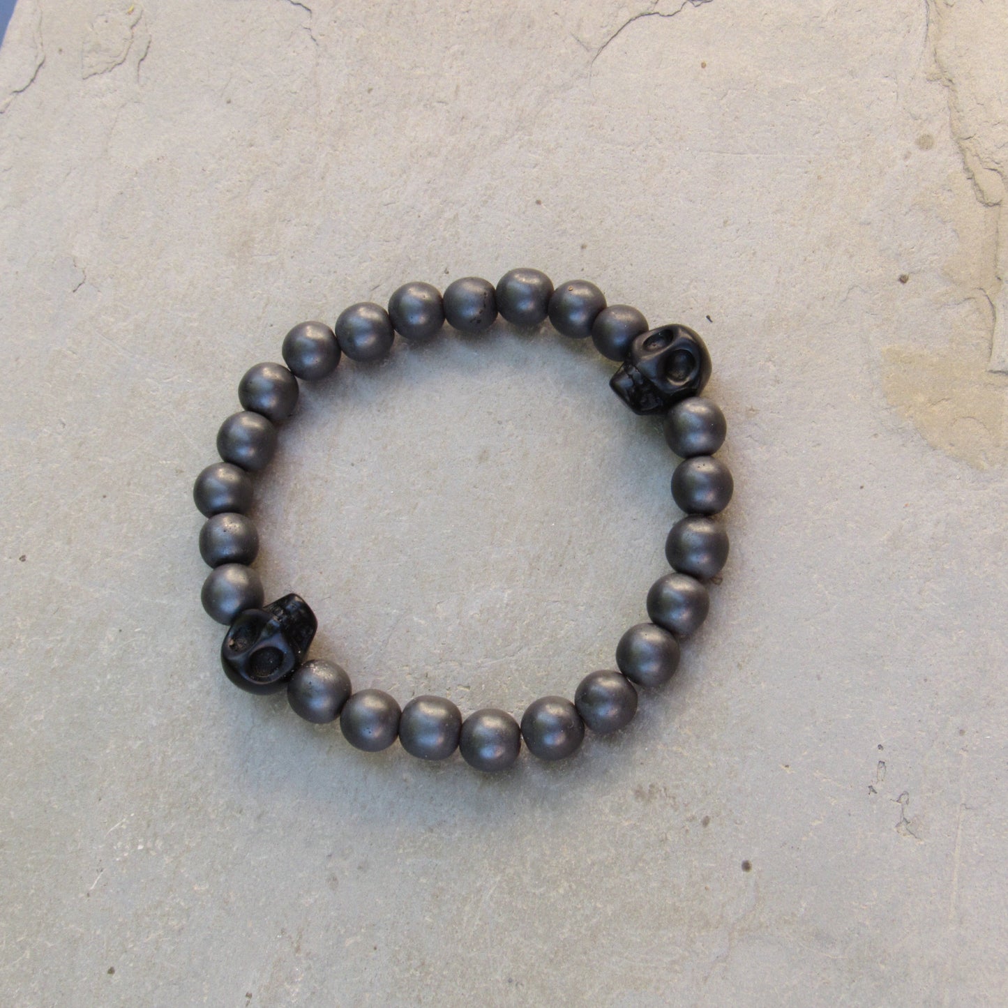 Matte Hematite Gemstones and Howlite Skull Men’s Stretch Bracelet