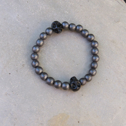 Matte Hematite Gemstones and Howlite Skull Men’s Stretch Bracelet