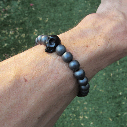 Matte Hematite Gemstones and Howlite Skull Men’s Stretch Bracelet